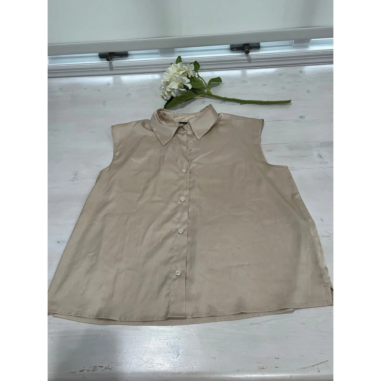 Banana Republic Women's XL Beige Sleeveless Collared Button‎ Down Shirt Top - Image 7