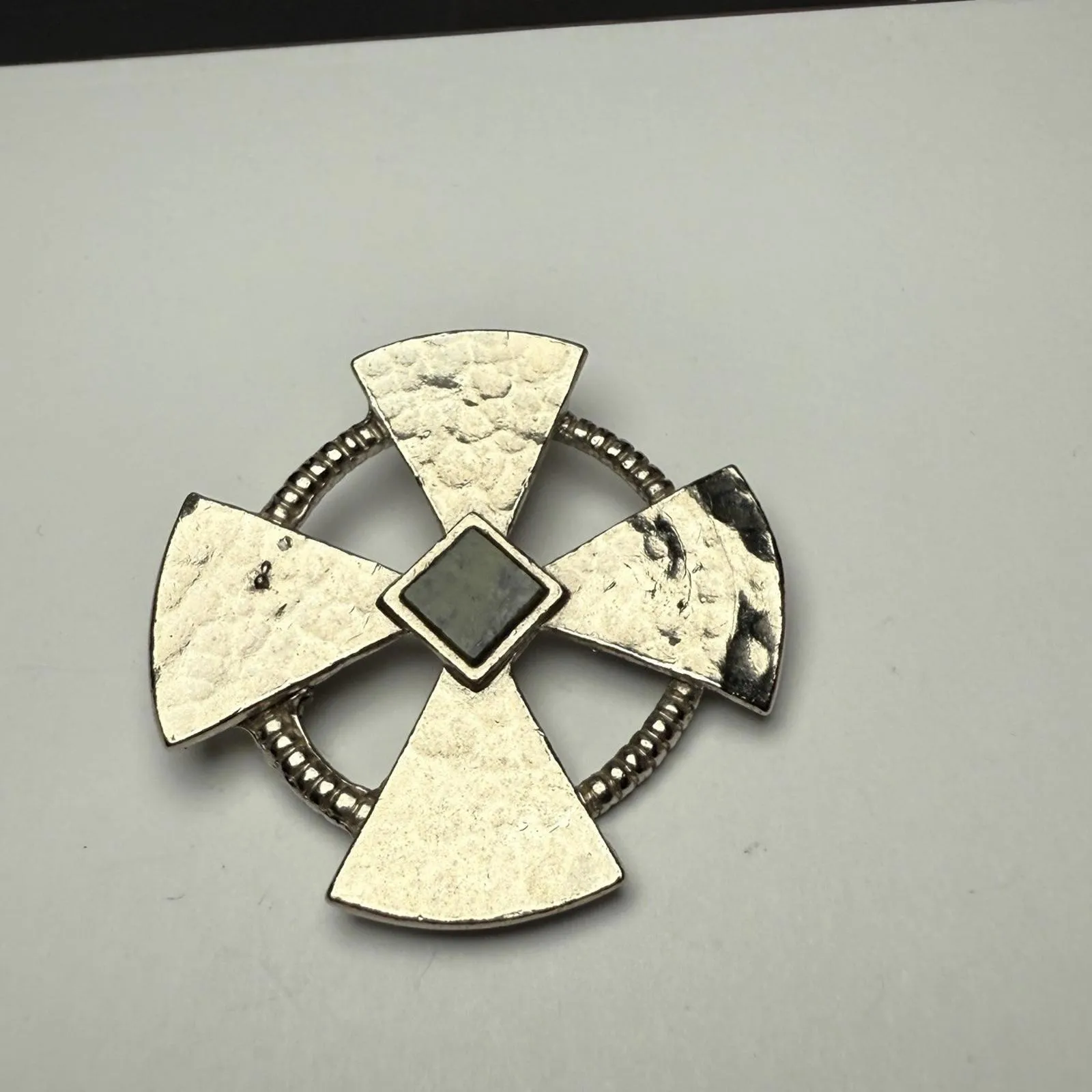 Shannon Signed Celtic Cross Brooch Pin Silver Tone / Green - Image 3