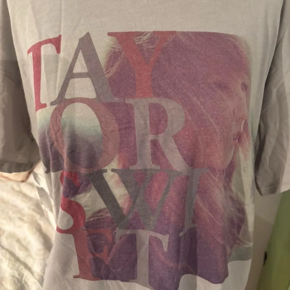 NWT Taylor Swift Limited Edition 2012 Red Era Graphic T-shirt size S - Image 3