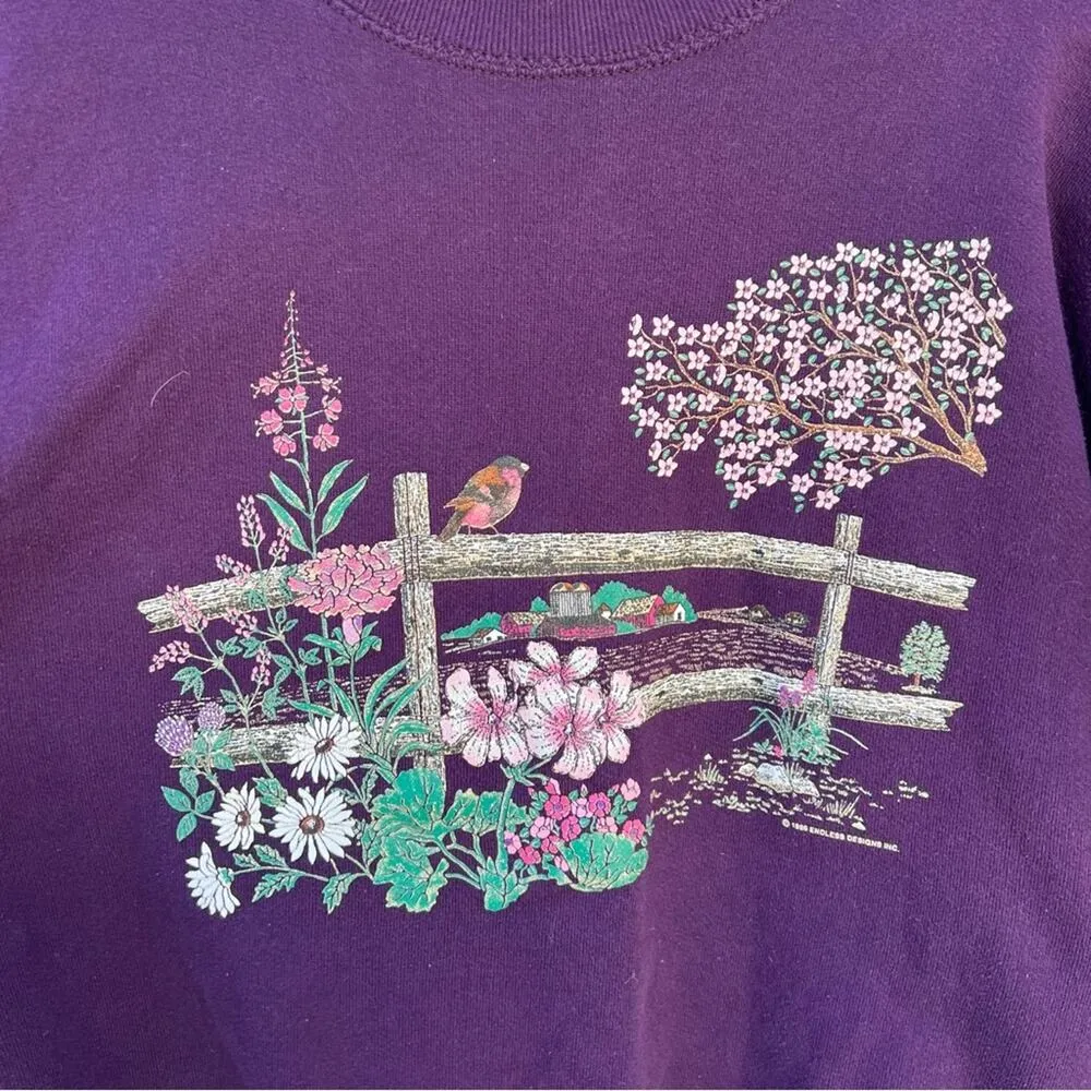 90s Spring Grannycore Cottage Sweatshirt Robin on Fence Bitteroot Farm scene Purple Size L - Image 3