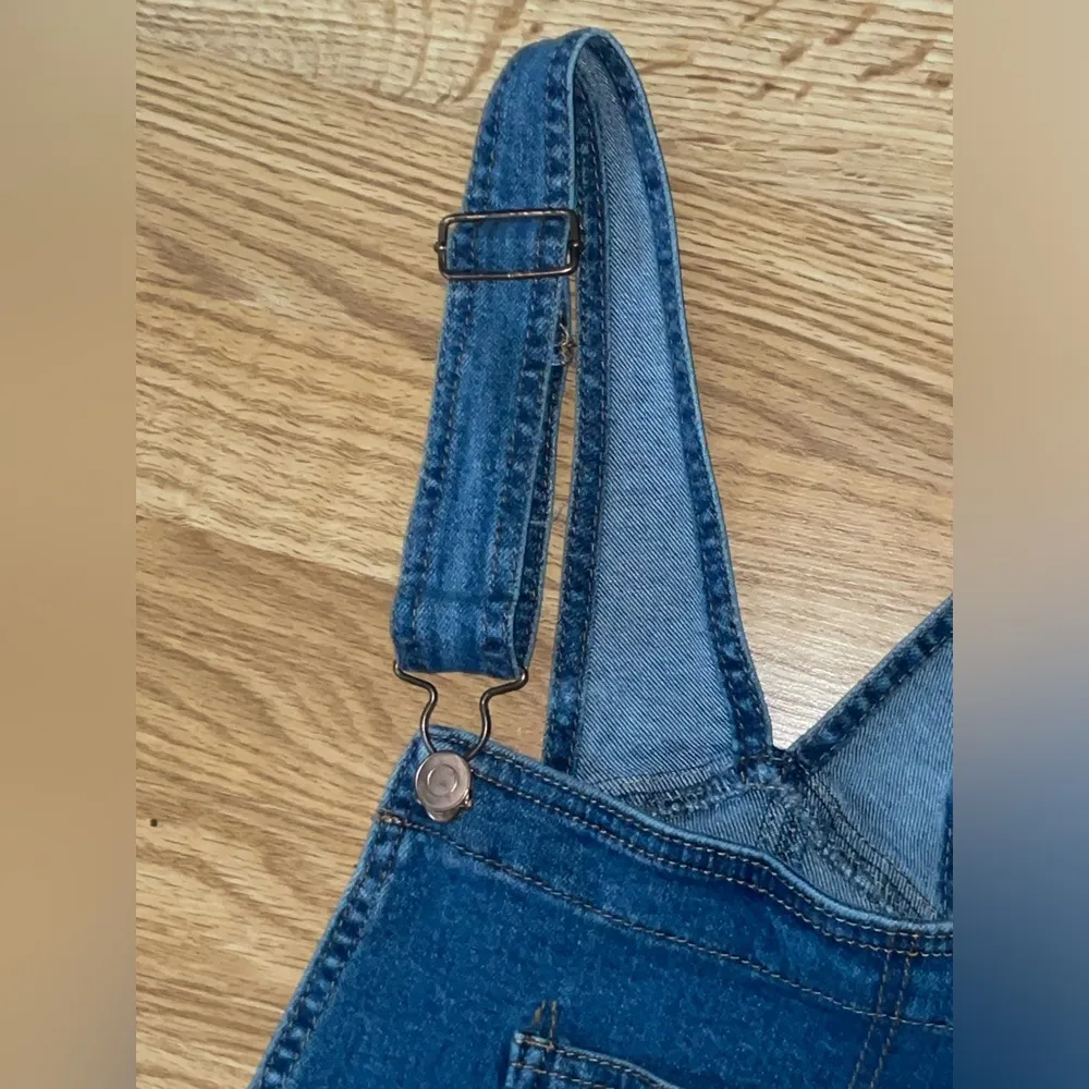 No Boundaries Women’s overalls size Large Distressed Blue Denim Relaxed frayed - Image 9