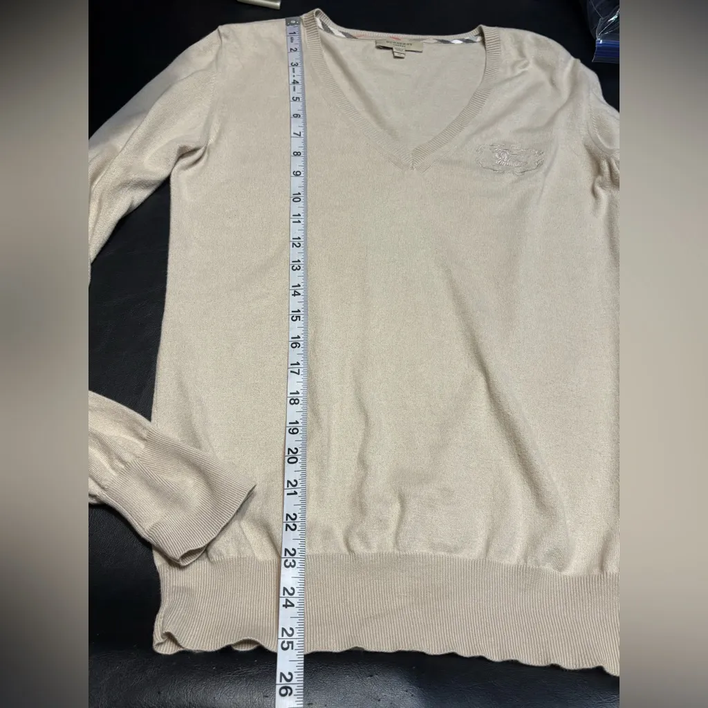 Burberry Classic Tan V-Neck Sweater size Medium - Image 13