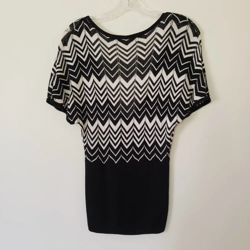 Bette Paige Deep V-Neck Short Sleeve Knit Sweater Shirt Black White Chevron - Image 3