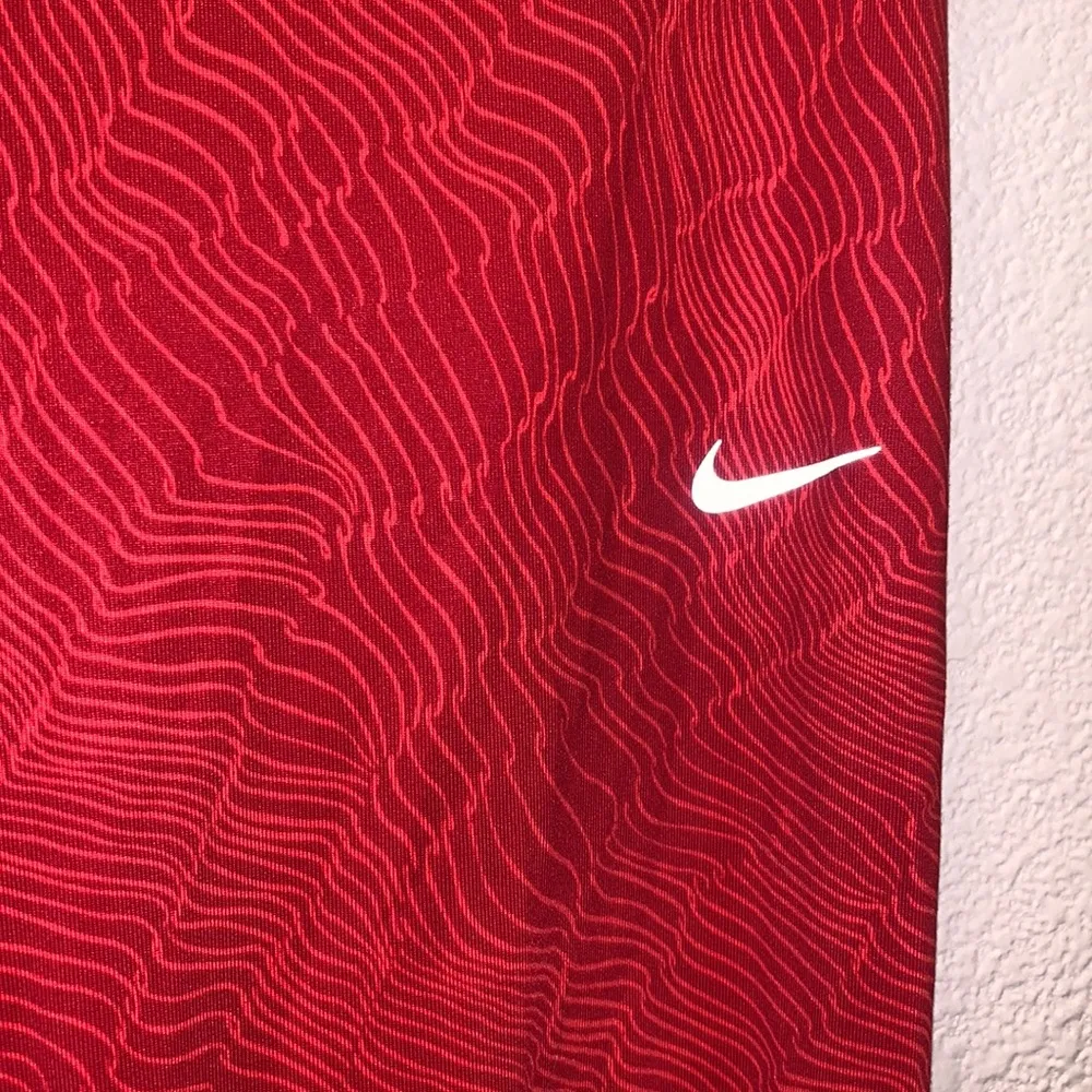 Nike Dri Fit red patterned cropped athletic leggings - Image 4
