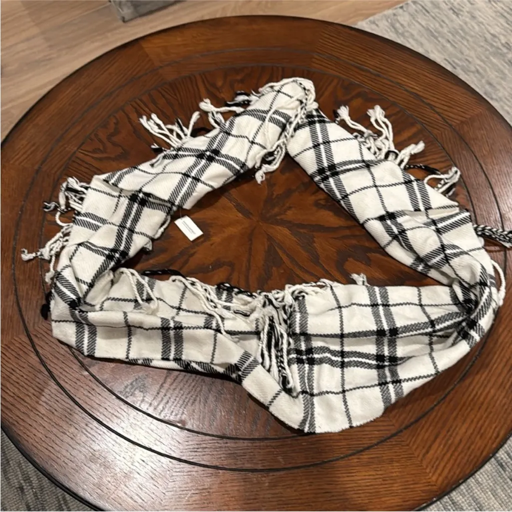 Banana Republic Black and Cream Plaid Scarf - Image 2