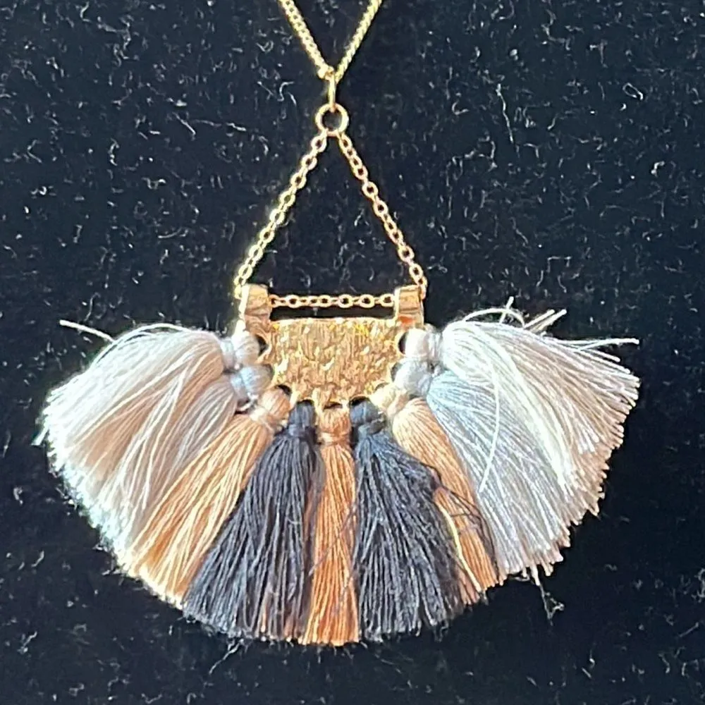 20” Boho Gold Tone Necklace w/ Earth Tone Pendant & Taupe Earrings - Image 5