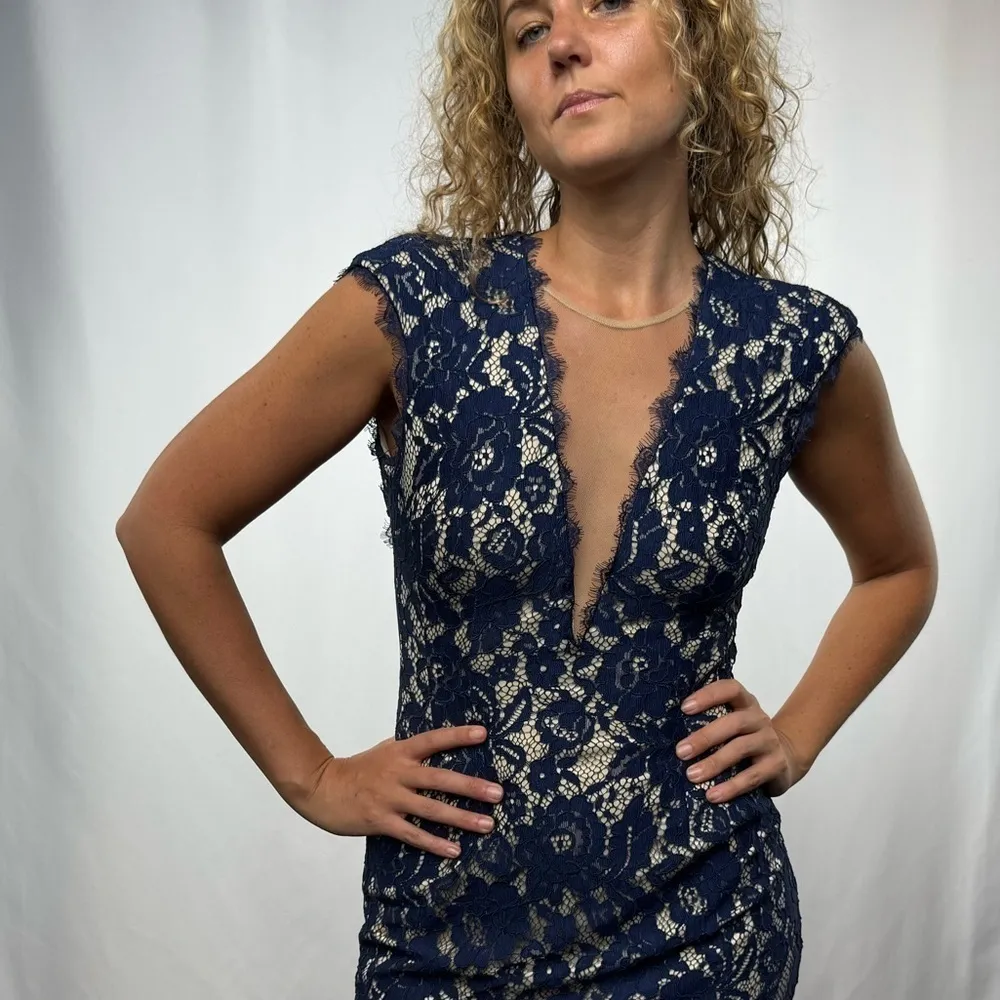 Aidan Aidan Mattox Sleeveless Illusion Neckline Lace Mini Dress‎ in Blue Size 4 - Image 3