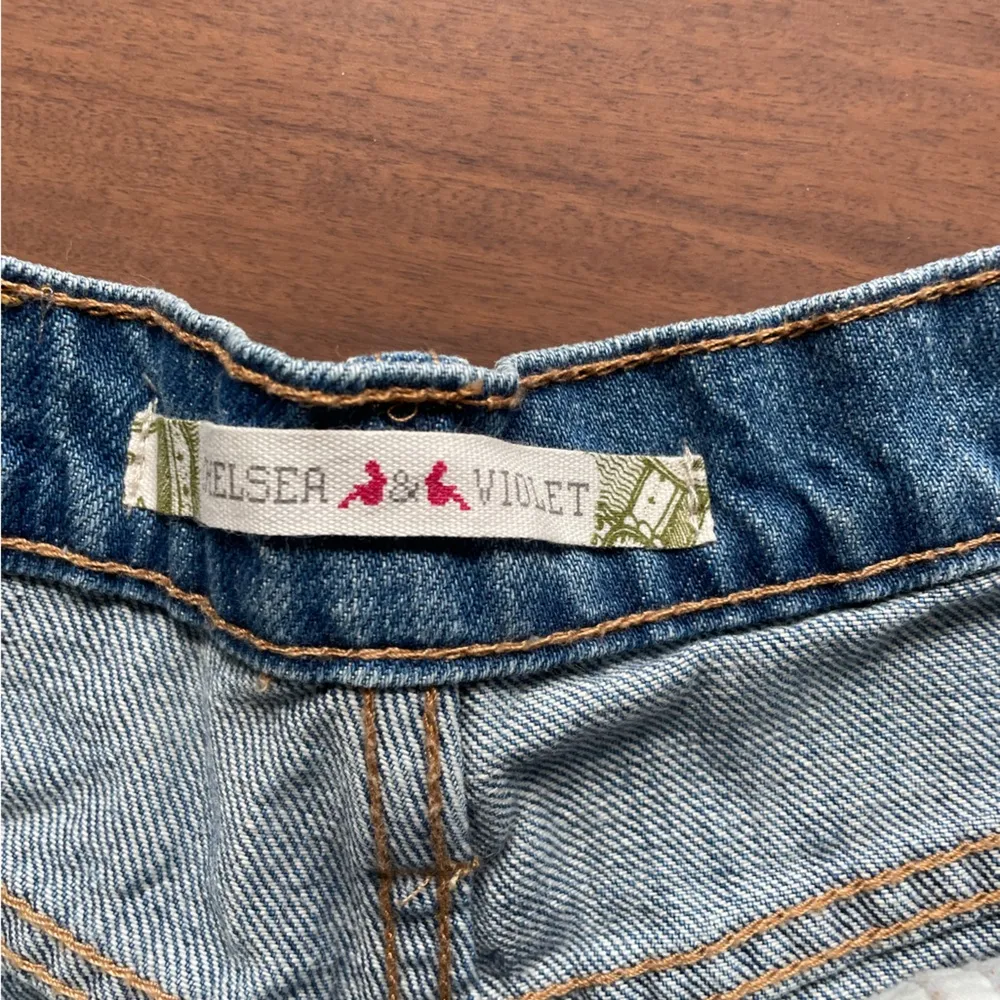 Chelsea & Violet Floral Frayed Hem Denim Shorts Size 25 - Image 4