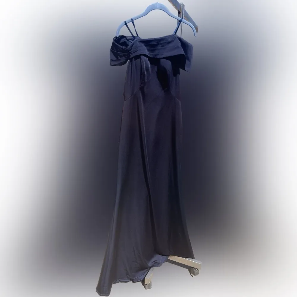 NWOT LA FEMME Off the Shoulder Gown in Navy trumpet Size 4 - Image 6