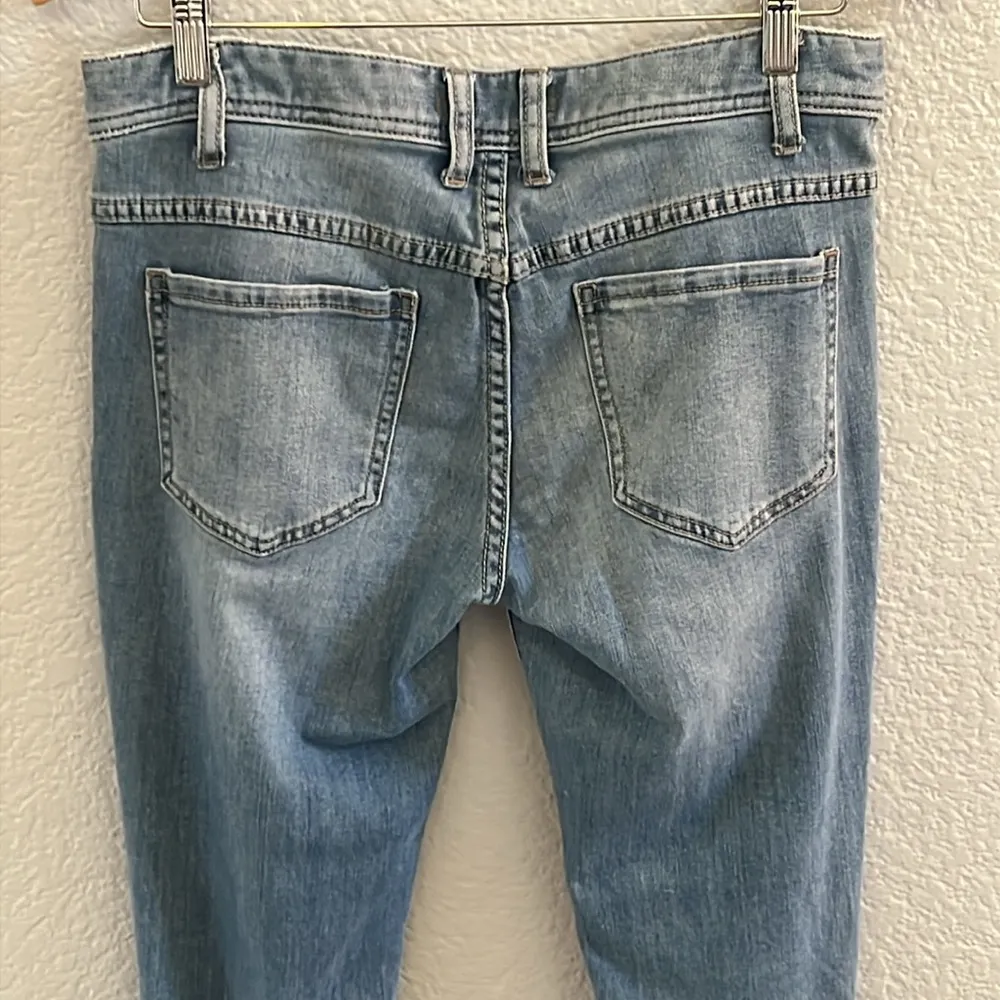 Free people frayed hem busted ripped knee light wash Cropped Jeans Size 28 - Image 6