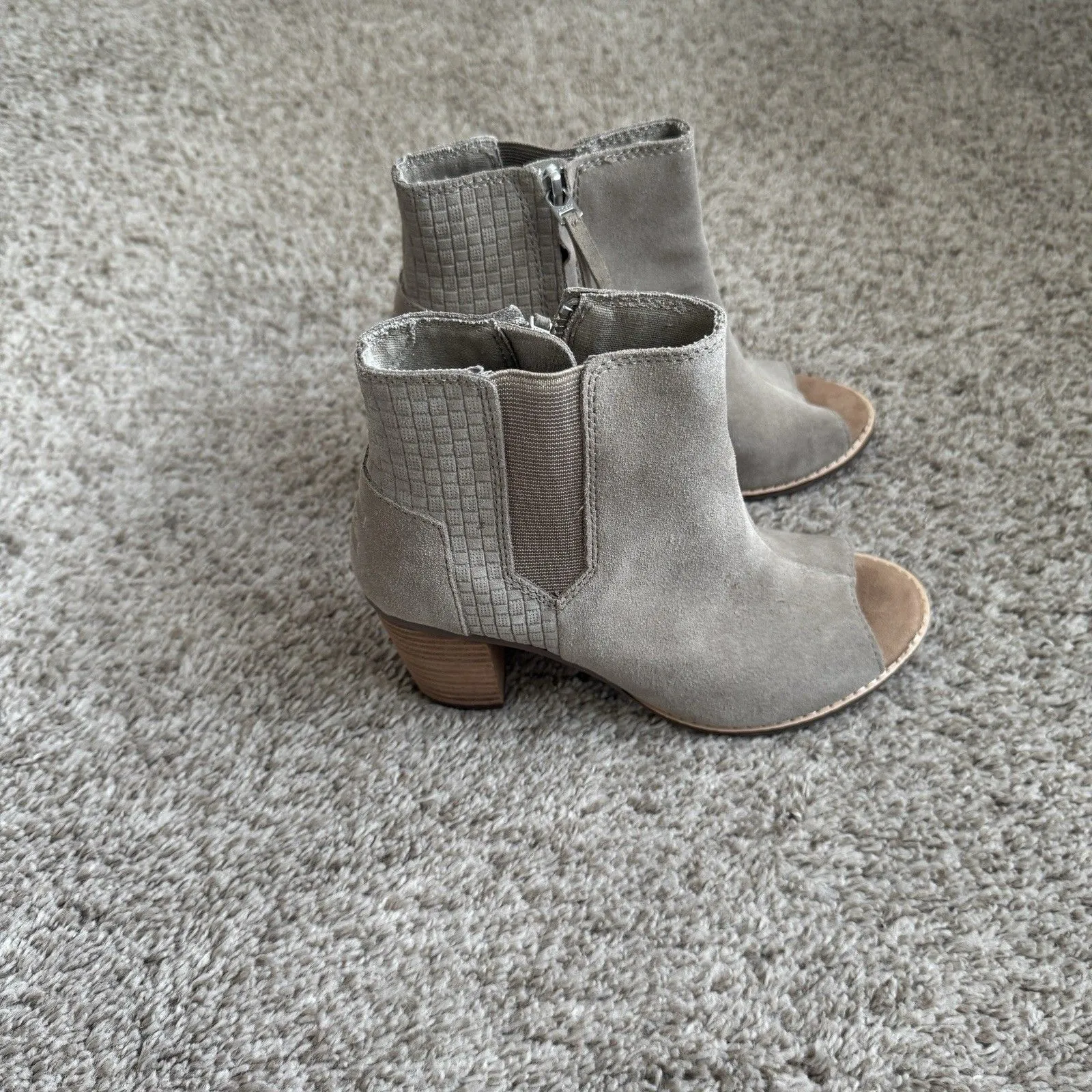 Tom’s Women’s Peep Toe Suede Beige / Griege Block Heel Bootie Sandal Size 6 - Image 3