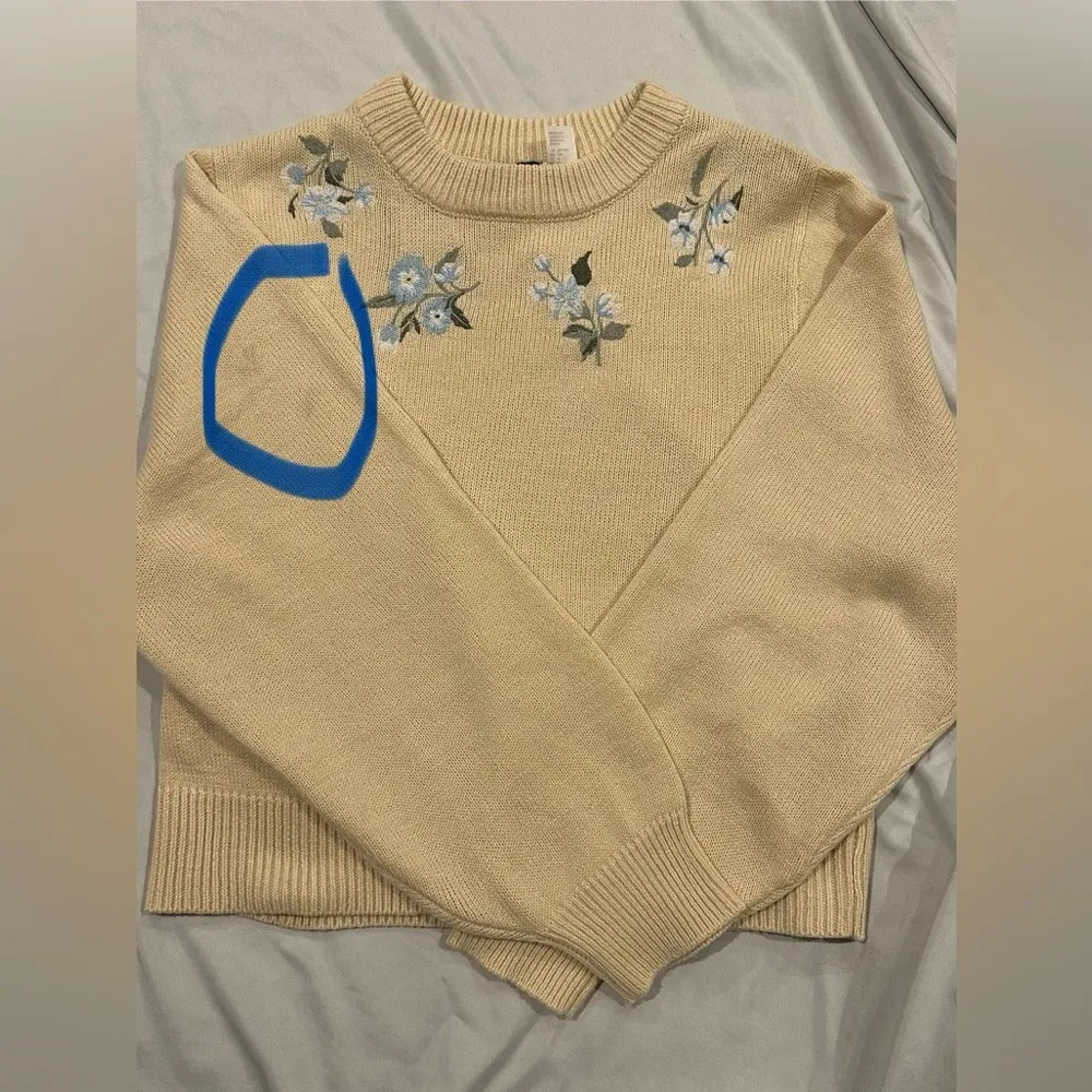 H&M Cream Crew Neck Sweater with Floral Embroidery - Image 11