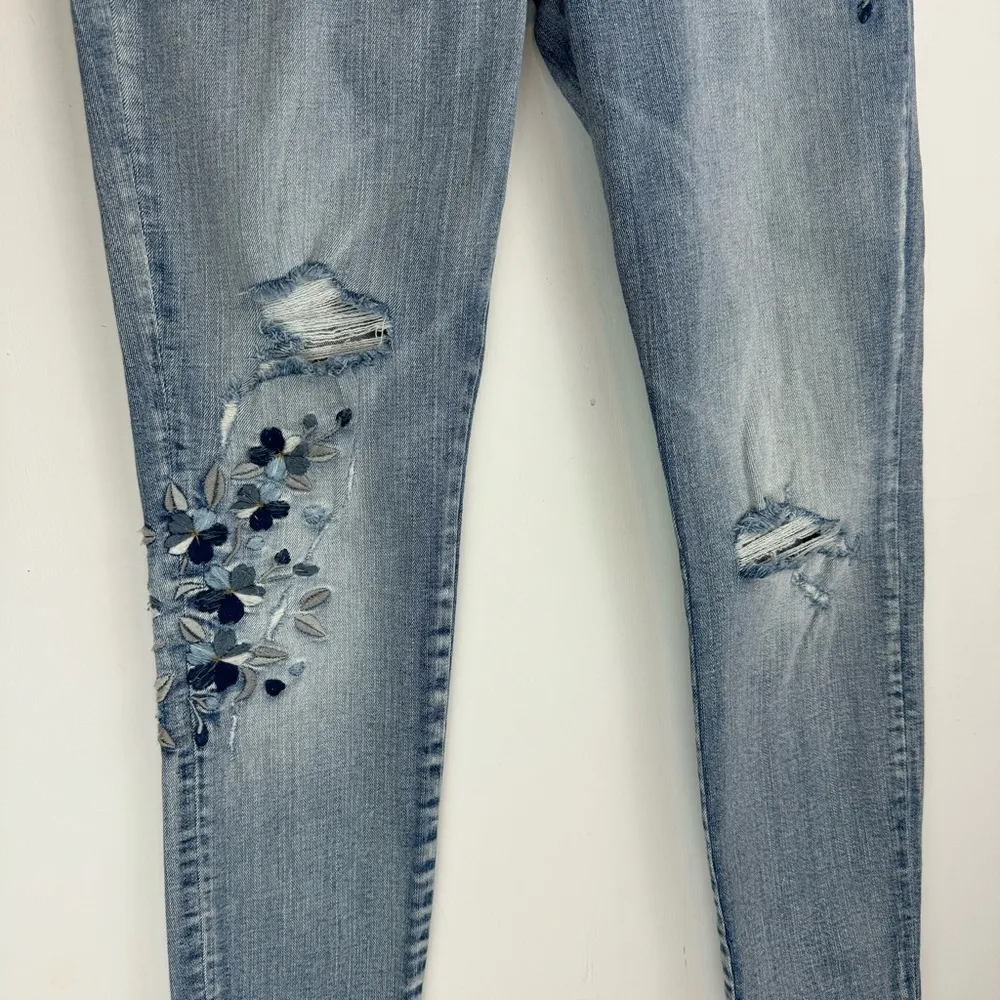 Silver Jeans Izzy Floral Embroidered Jeans Sz 28 Distressed - Image 7