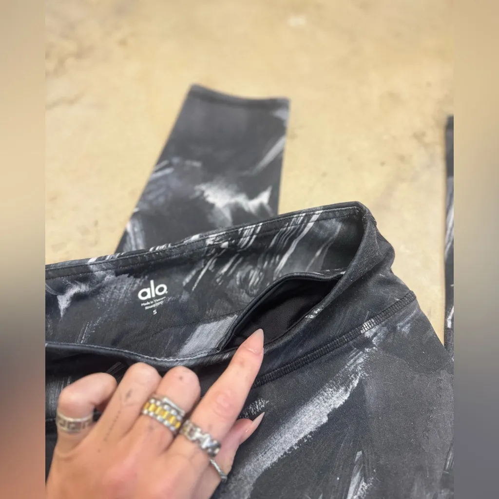 ALO Yoga Airbrush Leggings in Modernist Black - Image 4