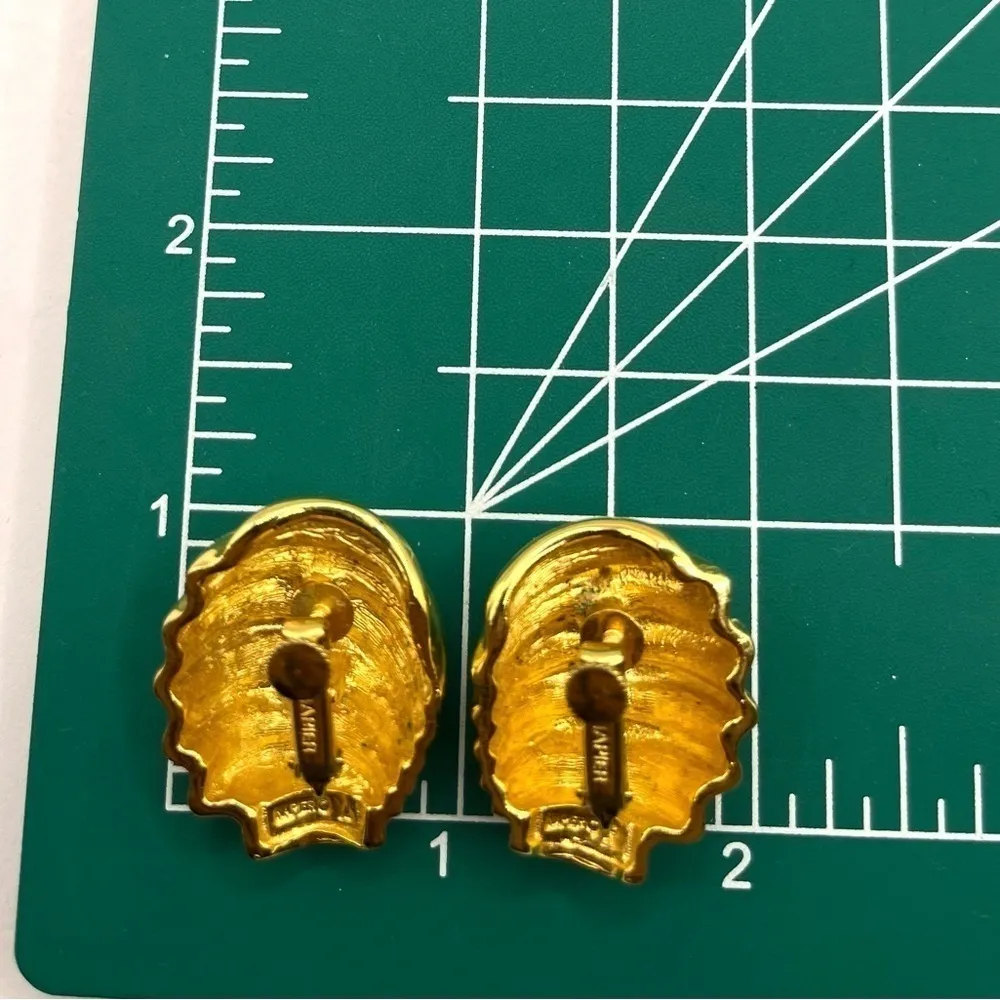 Ribbed Napier Gold Tone Shrimp Domed Chunky Earrings Large Screw back Vintage - Image 13