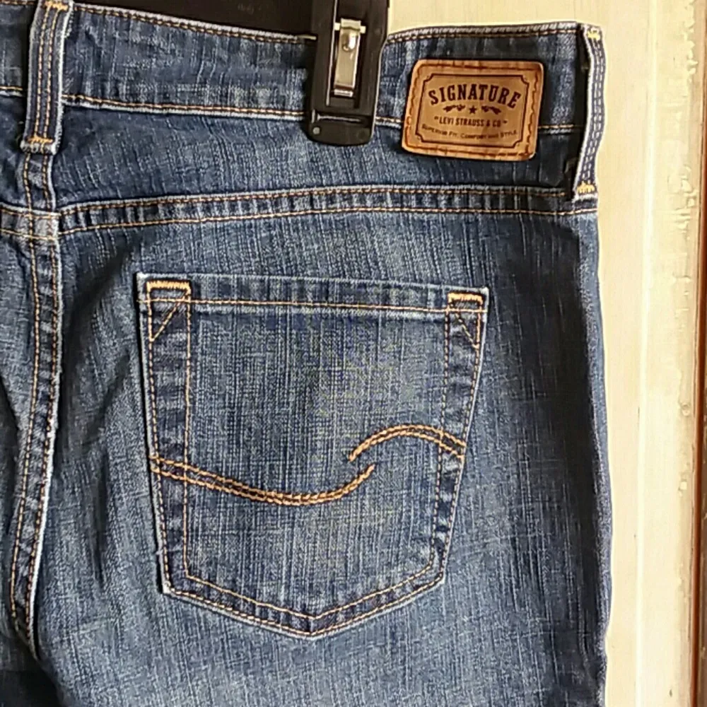 Levi's signature lowrise bootcut short jeans - Image 5