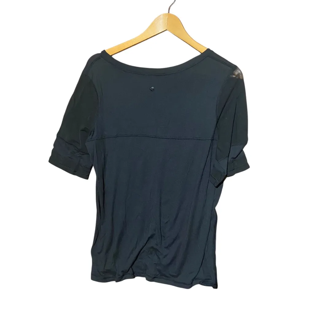 Lululemon Black T‎ Shirt Mesh Sleeves Size 6 - Image 2