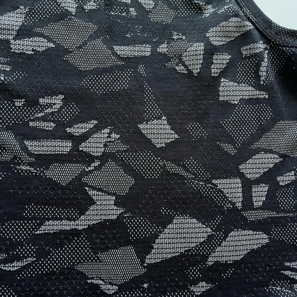 lululemon athletica Train To Be Tank Top Mosaic Multiply Black/Gull Grey -Size 4 - Image 4