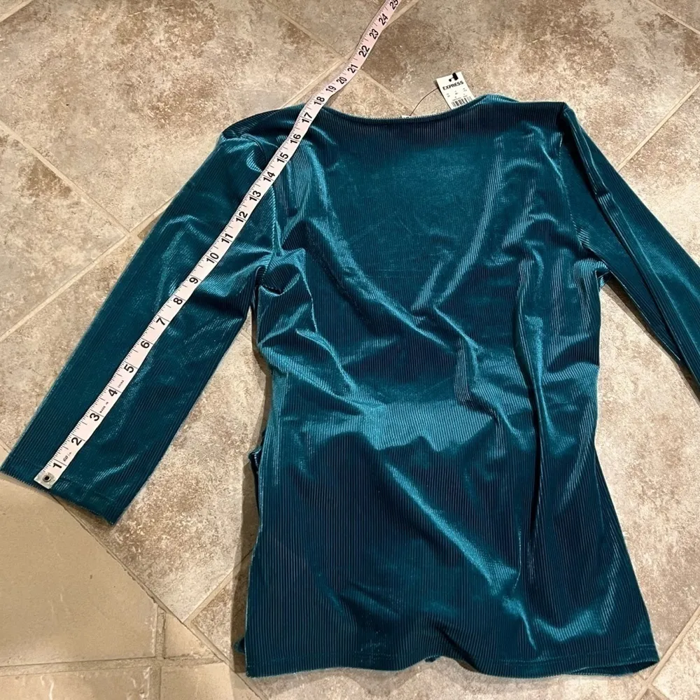 🆕 Express Desire solid green stretch velvet wrap front v neck 3/4 sleeve ribbe… - Image 5