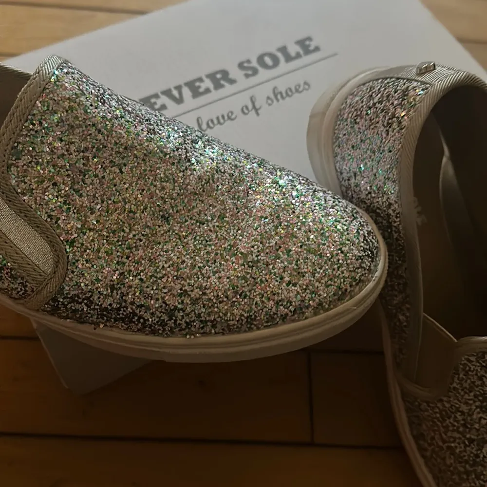 EverSole Sparkly Slip On‎ Shoes | 41 Size 10 - Image 3