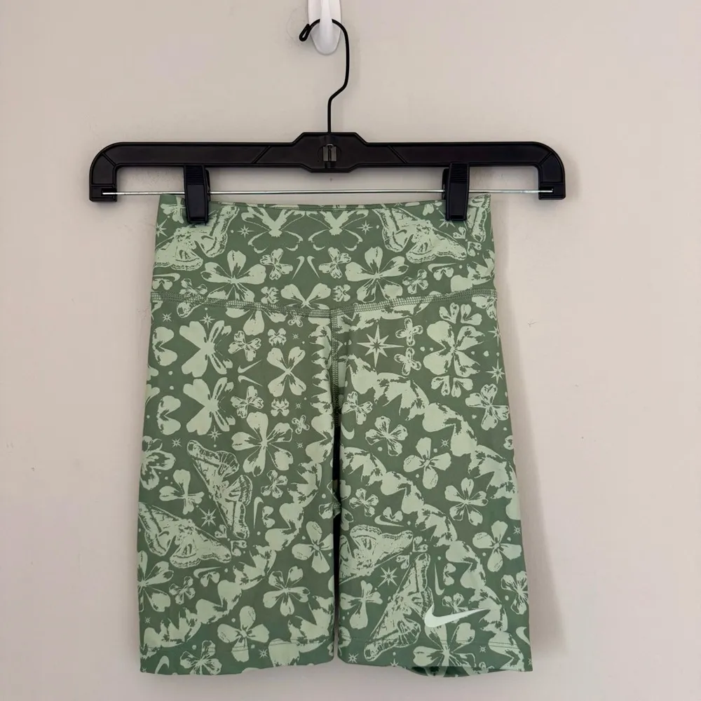 Nike One Dri-Fit Mid Rise 7" Bike Shorts
Green Butterfly Floral Print - Image 2