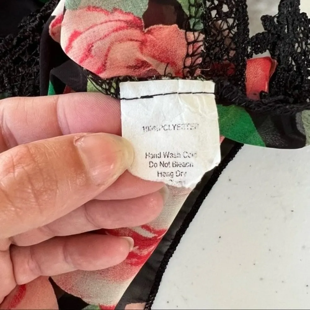 Love Culture floral spaghetti strap crochet hem tank top size small - Image 11