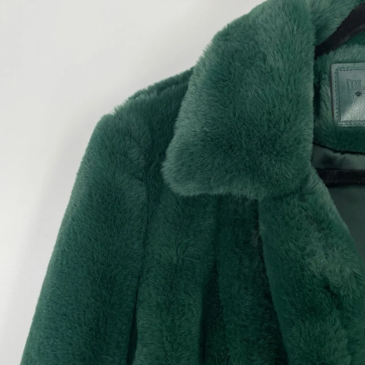 BLANKNYC Soft Girl Mob Wife Green Notch Lapel Faux Fur Fluffy Cropped Jacket  XS - Image 7