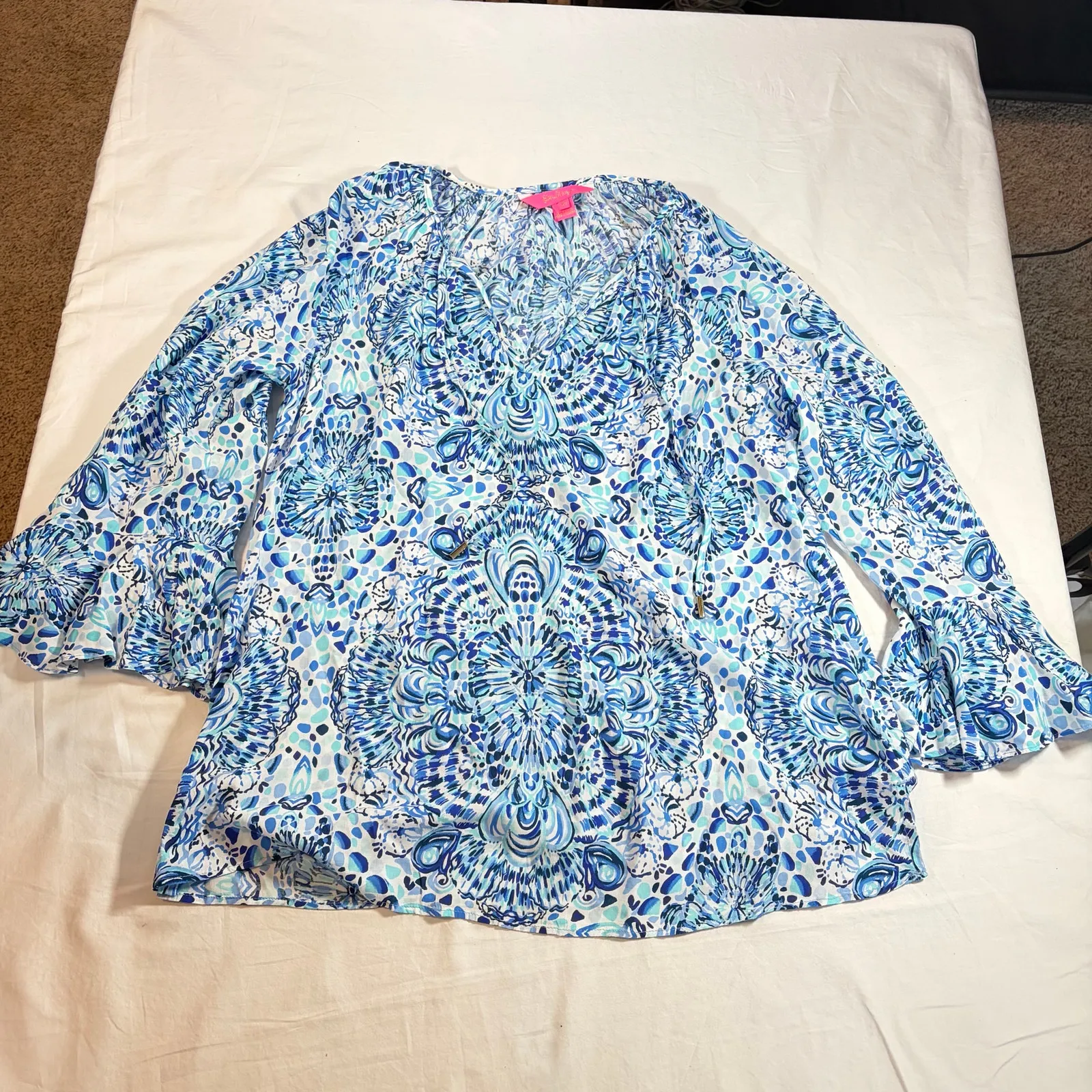 Lilly Pultizer womens blue white blouse. 3/4 flare sleeve. damask print. Size XS - Image 6