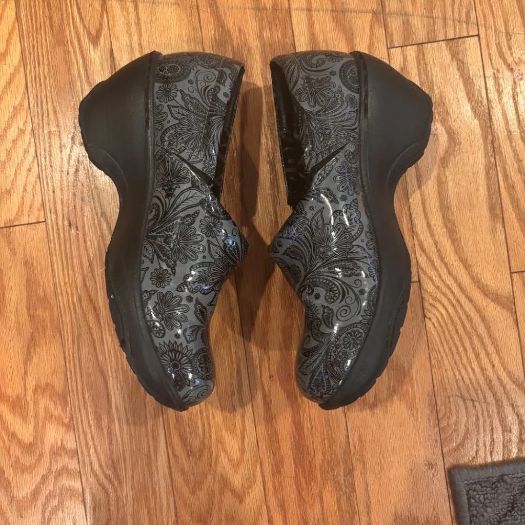 Nurse Mates Bryar Dark Gray & Black Paisley Patent Clogs Shoes Womens Sz 9M - Image 5