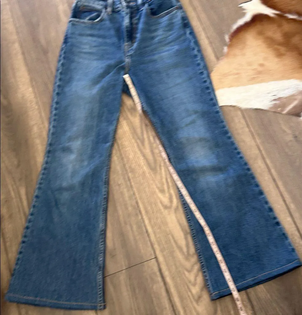 Levi’s 70’s High Flare Premium Jean In medium Wash Size 25 x 28 - Image 3