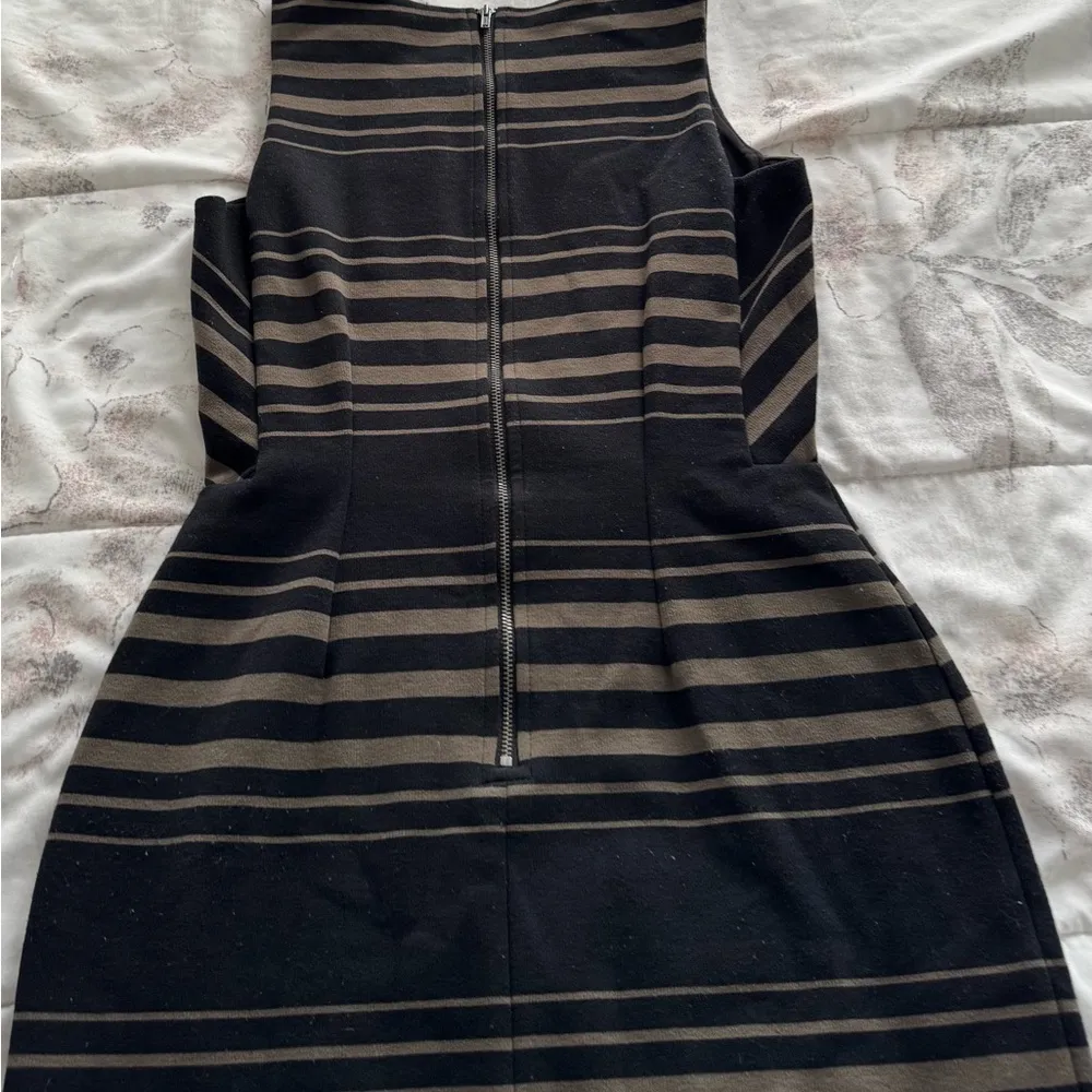 Banana Republic Striped Black and Tan Sleeveless sheath Dress, size 0 office - Image 16