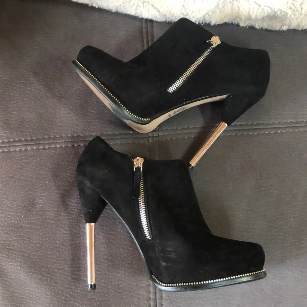 ZARA WOMAN “Fall Winter 12” Black Faux Suede Pumps - Image 6