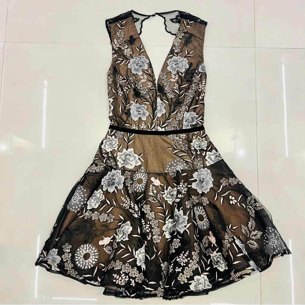 BRONX AND BANCO Tiara Floral V Neck Dress in Multicolour - Image 7