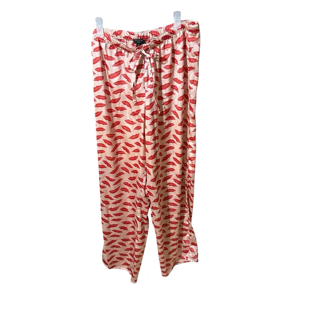 Ann Taylor 2 Piece Long Sleeve Pajama Set with Red Lips Size Medium - Image 7