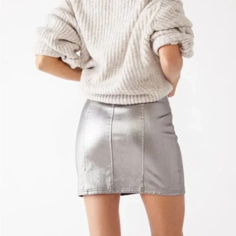Free People Holding Onto A Dream Coated Mini Skirt Silver Size 12 NWOT - Image 2