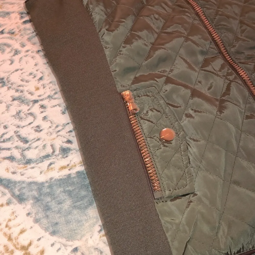 Cavalini small olive green hunting puffer vest - Image 10