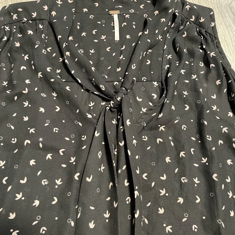 Free People Womens Sleeveless Tie Neck Bow Tank Blouse Black Floral Size Medium - Image 3