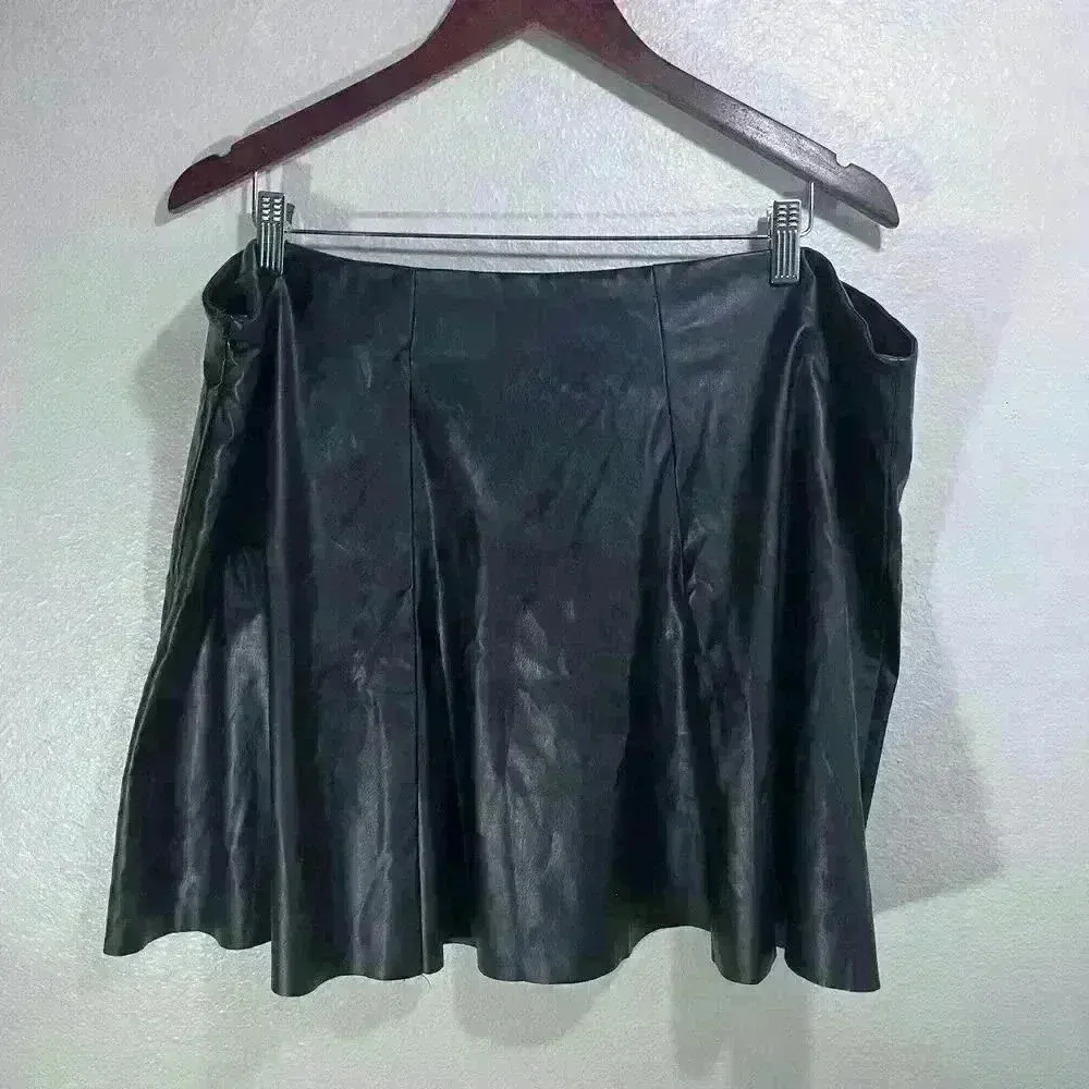 It’s NWT Woman’s Faux Leather Flared Y2K Retro Ballerina Mini Skirt Plus Size 3X Black - Image 8