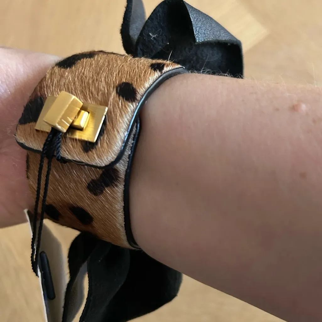 NWT Genuine Leather Black Frill Leopard Buckle Bracelet Gold - Image 8