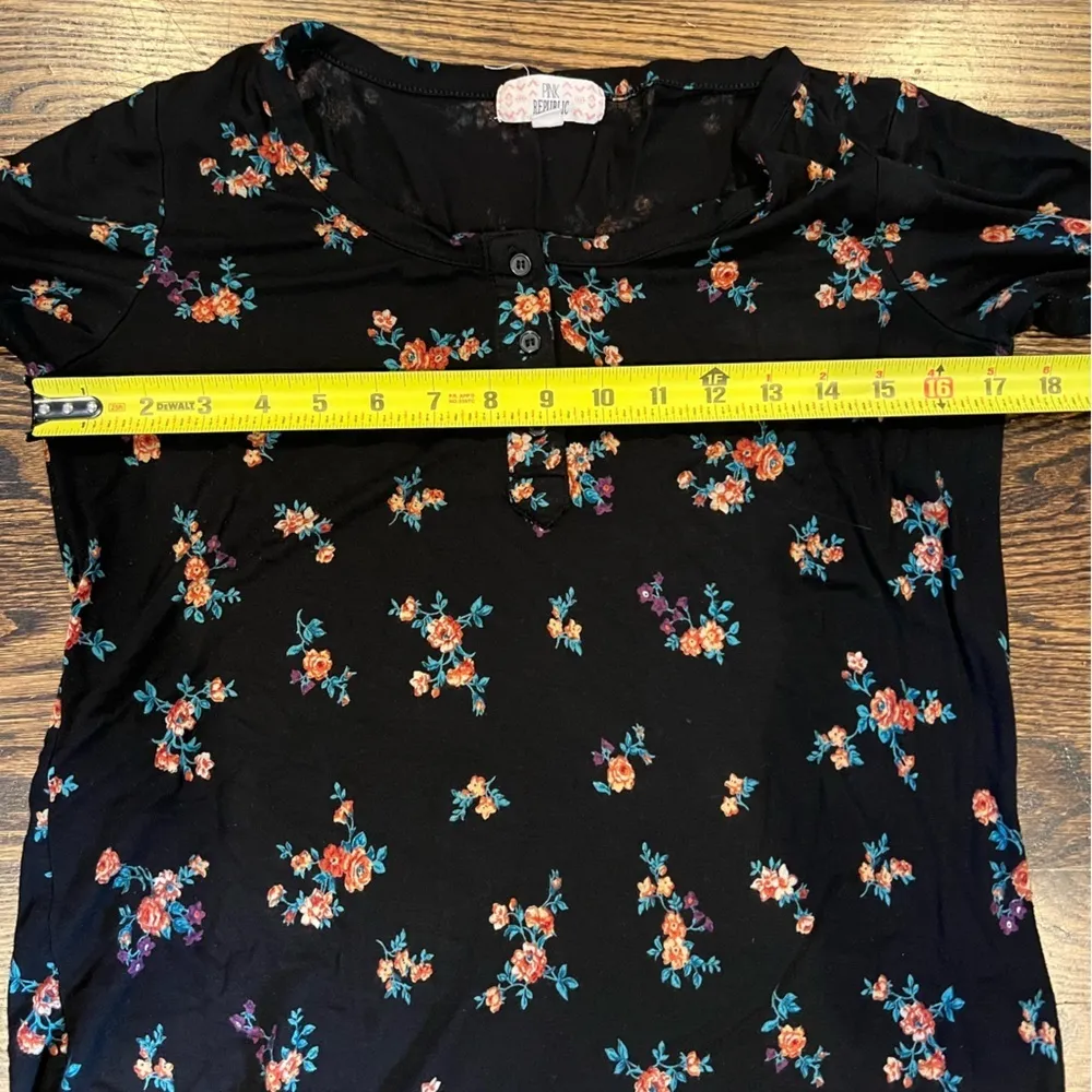 Pink Republic‎ Women’s Medium Black With Orange Purple Floral Print Hi Low Shirt - Image 4