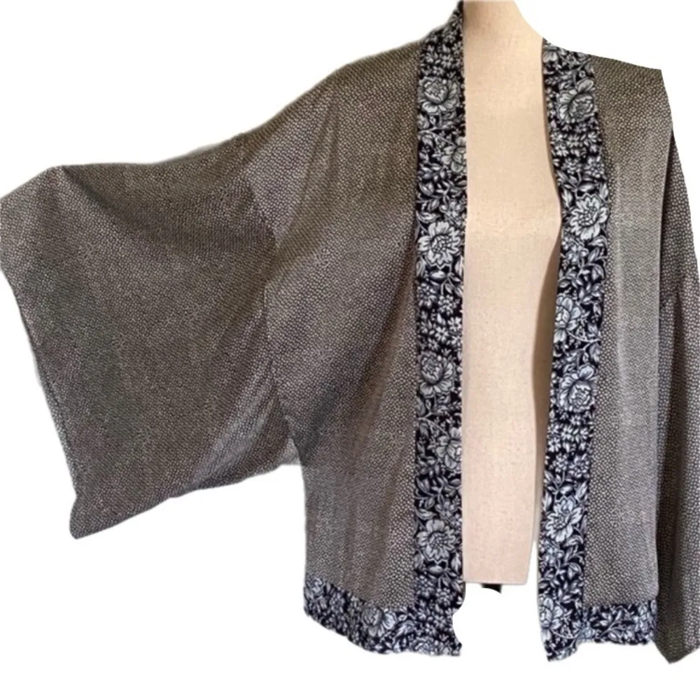 KIMCHI BLUE/URBAN OUTFITTERS grey and blue soft and silky short kimono. XS. EUC - Image 3