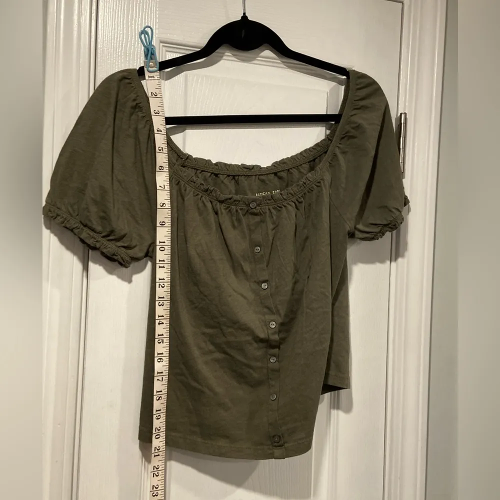 NWOT American Eagle Size S Army Green Scoop Neck Puff Sleeve Button Peasant Top - Image 4