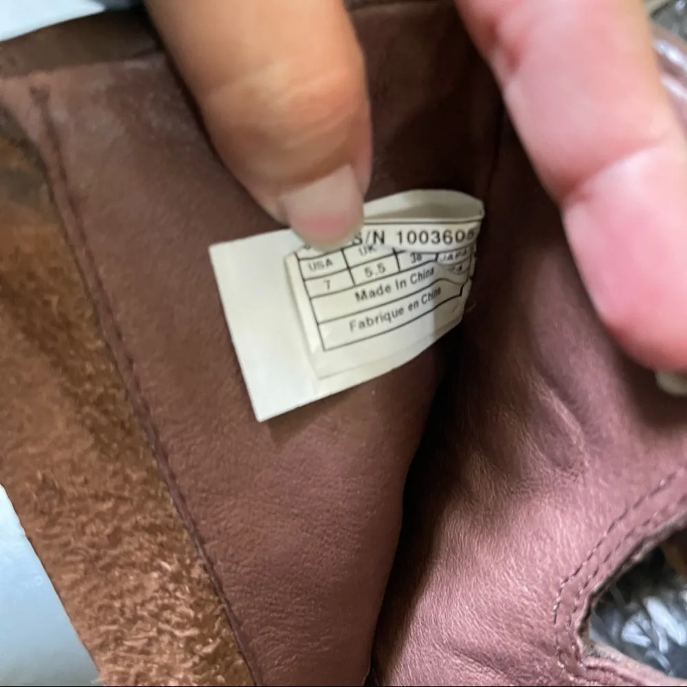 UGG Conor studded shearling boot size 7 EUC brown - Image 7