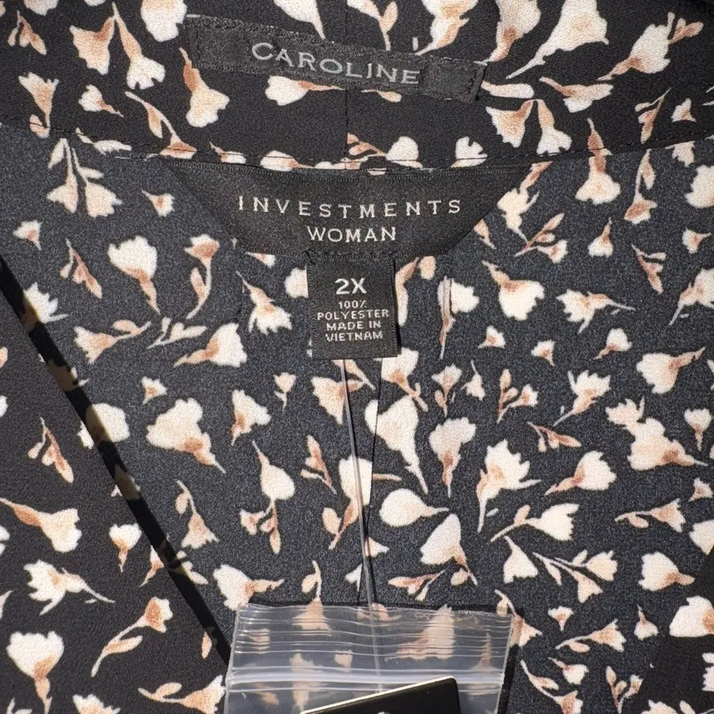 NWT Caroline Signature V-Neck Size 2X Black/Tan Floral Button Front Top - Image 2