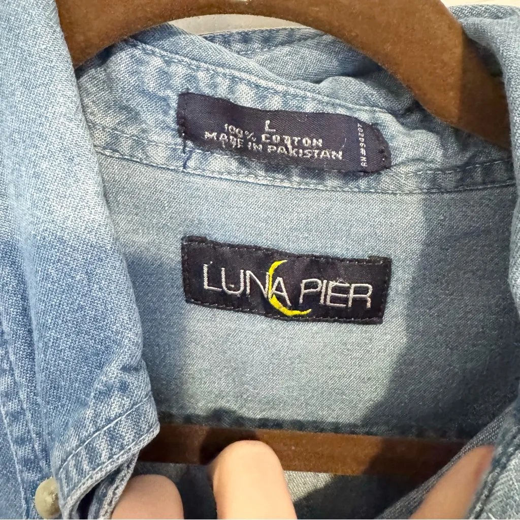 Vintage Luna Pier Denim Blue Shirt with Husky Dog Animal Design LARGE - Image 4