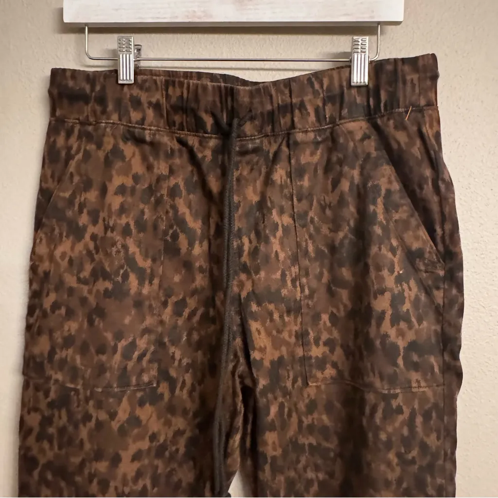 BELLA DAHL Leopard Pocket Joggers - Image 5