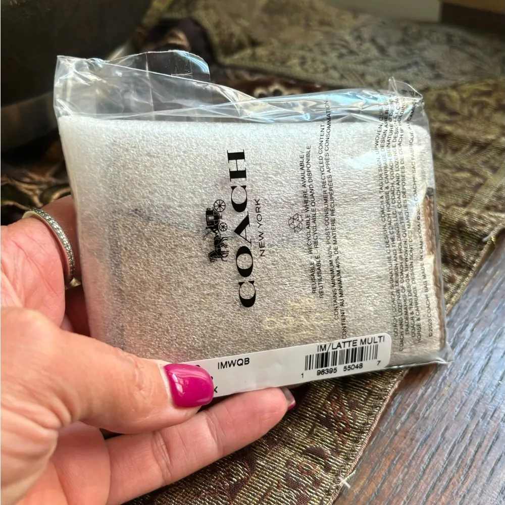 Authentic COACH  LIP💋 pebbled smooth leather card case - Image 3