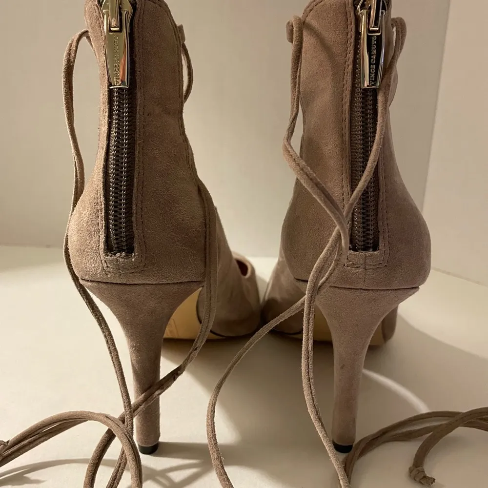 Vince Camuto Women Taupe Suede Leather Laced Heels BARSHA NWOT Sample Sale 8.5 - Image 4