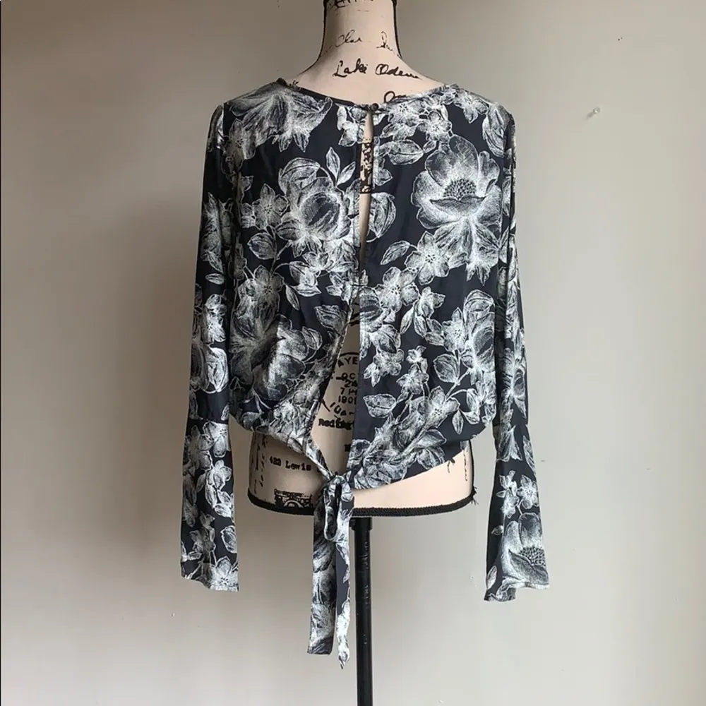 Melrose and Market Floral Hatchback Bell Sleeve Black Blouse Size Small NWT - Image 8