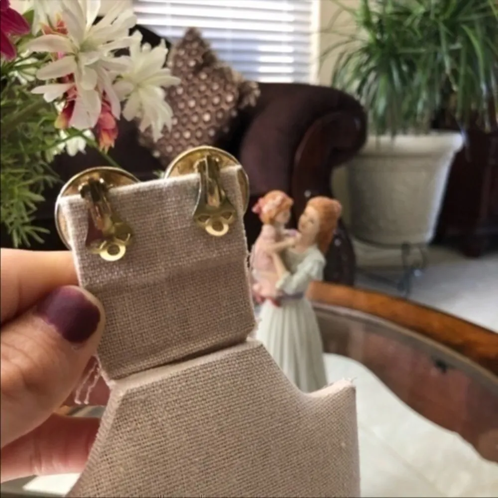 Vintage Circle Shape Clip On Earrings Preowned good condition no flaws - Image 2